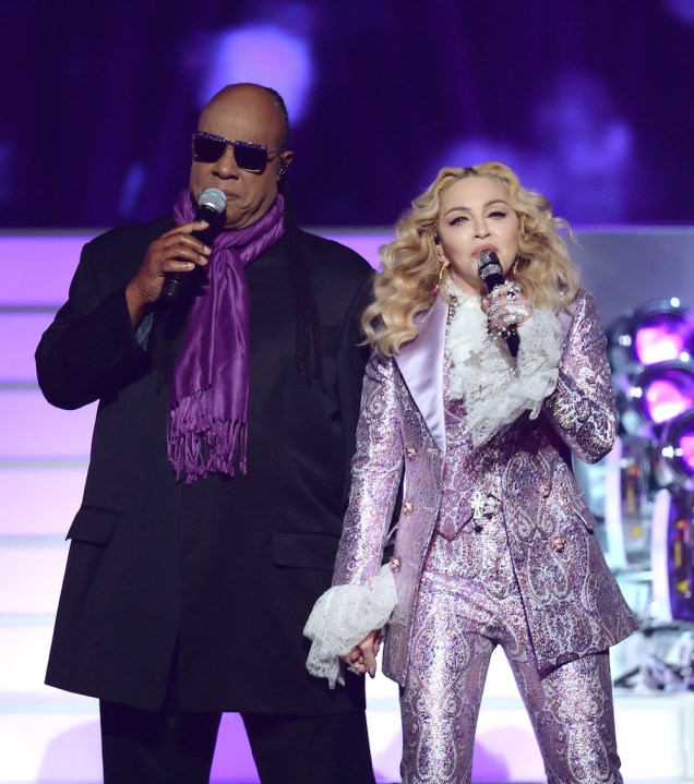 Madonna divide o palco com Stevie Wonder no Billboard Music Awards
