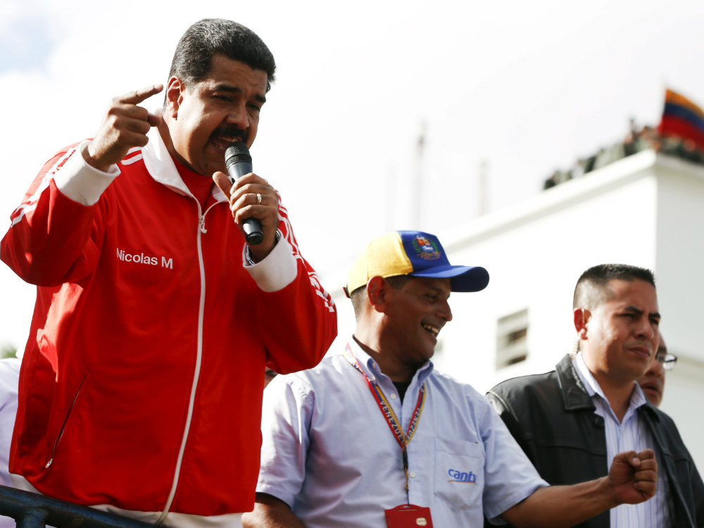 Nicolás Maduro discursa para partidários em um evento na Venezuela