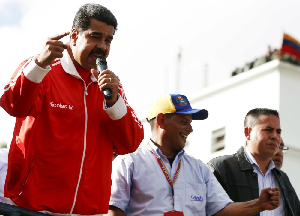 Nicolás Maduro discursa para partidários em um evento na Venezuela