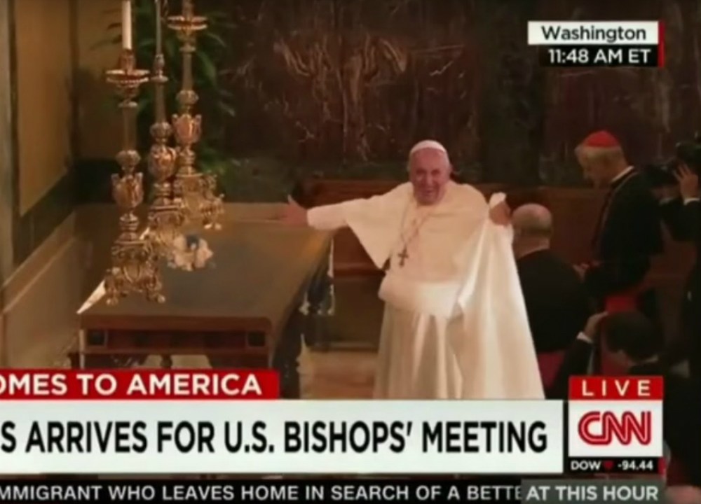 Papa Francisco comemora seu truque em um vídeo