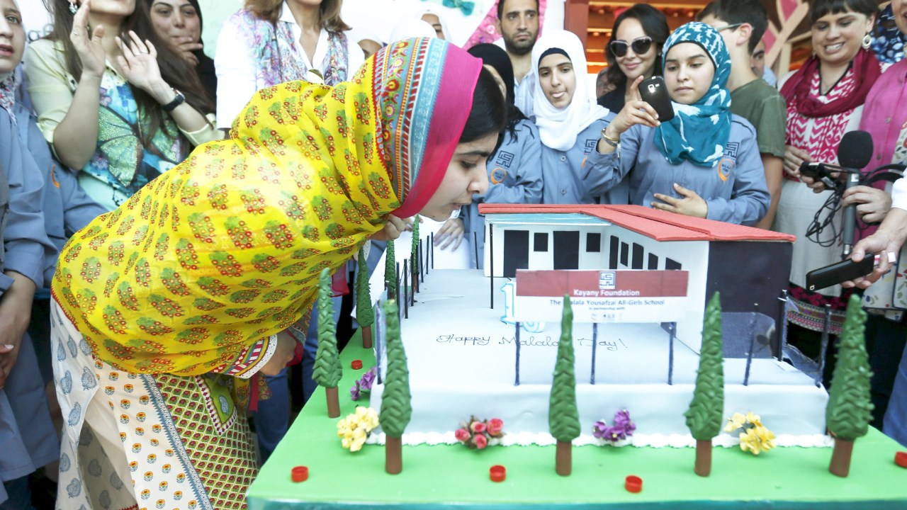 Malala Yousafzai, vencedora do Prêmio Nobel da Paz, festeja aniversário e abre escola para garotas sírias refugiadas