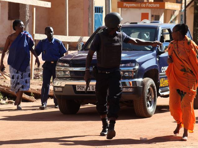 Forças de segurança evacuam duas mulheres da área ao redor do hotel Radisson Blu, em Bamako, Mali