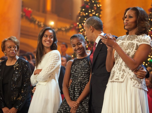Malia, à esquerda, junto com a família durante evento beneficente de natal, em Washington