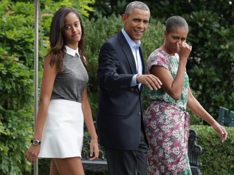 Malia Obama caminha do lado de fora da Casa Branca junto a seus pais