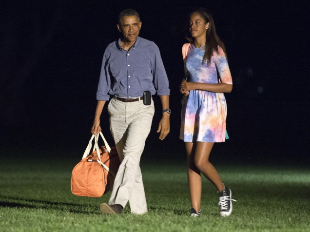 Obama e Malia retornam à Casa Branca