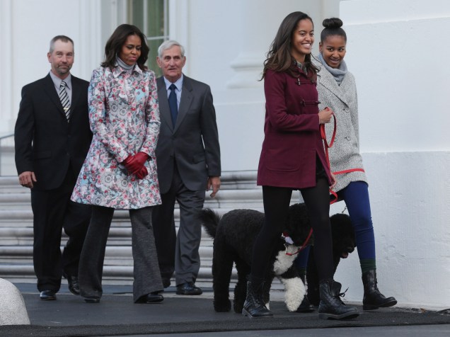 A família Obama passeia com os cachorros do lado de fora da Casa Branca