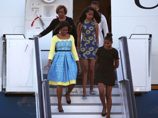 MIchelle Obama desce de avião acompanhada por suas duas filhas, Sasha e Malia Obama