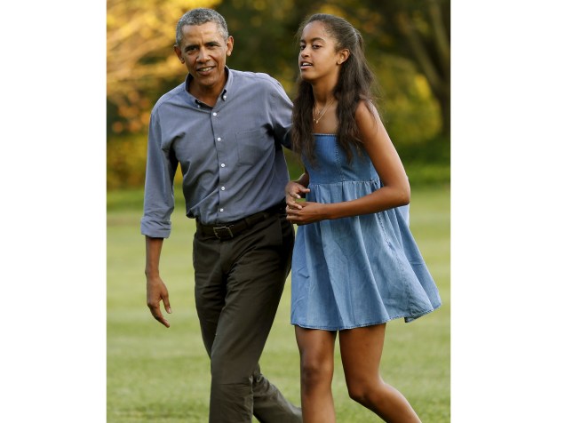 Barack Obama caminha junto com sua filha, Malia, próximo à Casa Branca