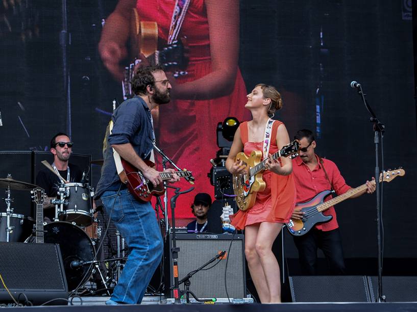 Mallu Magalhãe e Marcelo Camelo em apresentação da Banda do Mar