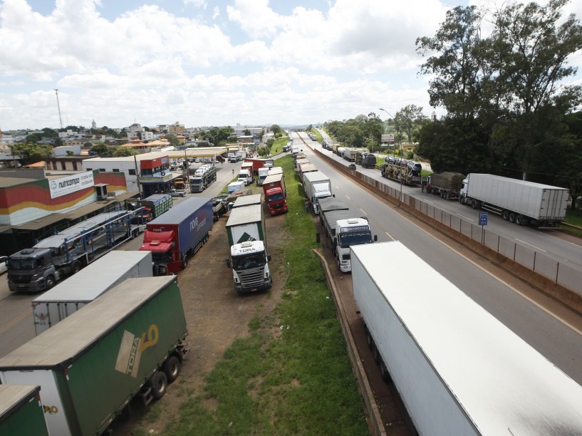 Manifestação de caminhoneiros que protestam contra o aumento do preço do combustível, paraliza a rodovia Fernão Dias (BR 381) em Iguarapé (MG) - 23/02/2015