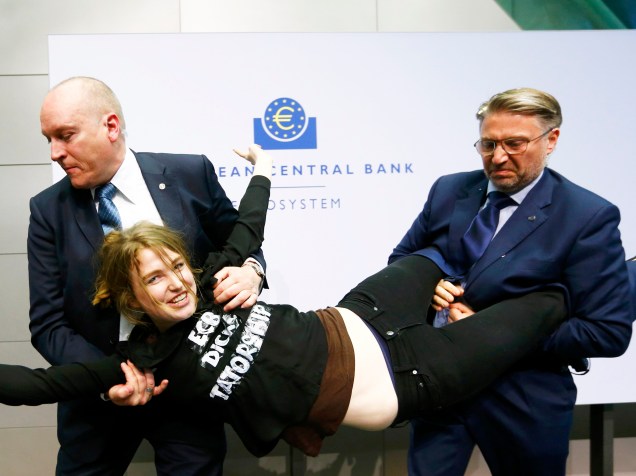 Garota foi retirada pelos seguranças do evento após subir na mesa de Mario Draghi durante coletiva de imprensa