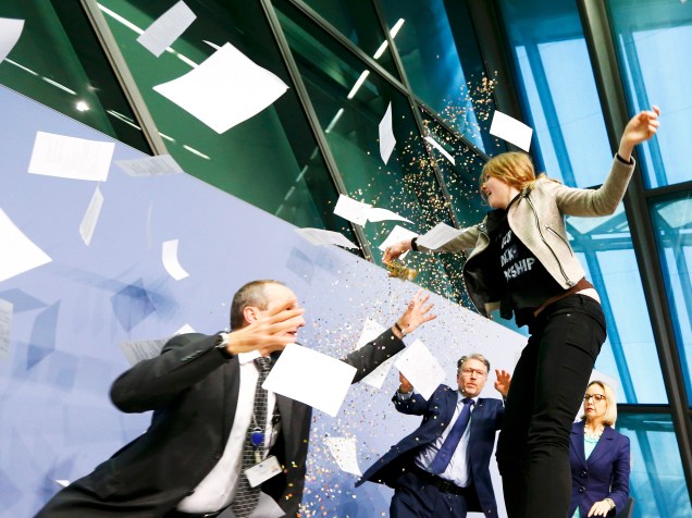 Manifestante joga confete em cima do presidente do BCE