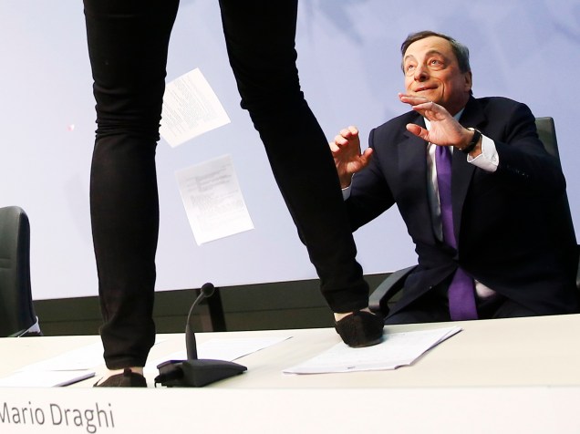 Draghi se assusta com atitude da manifestante