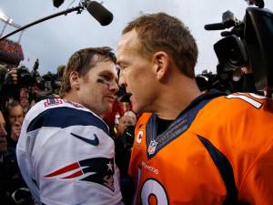 Tom Brady (à esq.) cumprimenta o rival Peyton Manning após a vitória do Denver Broncos na final de conferência