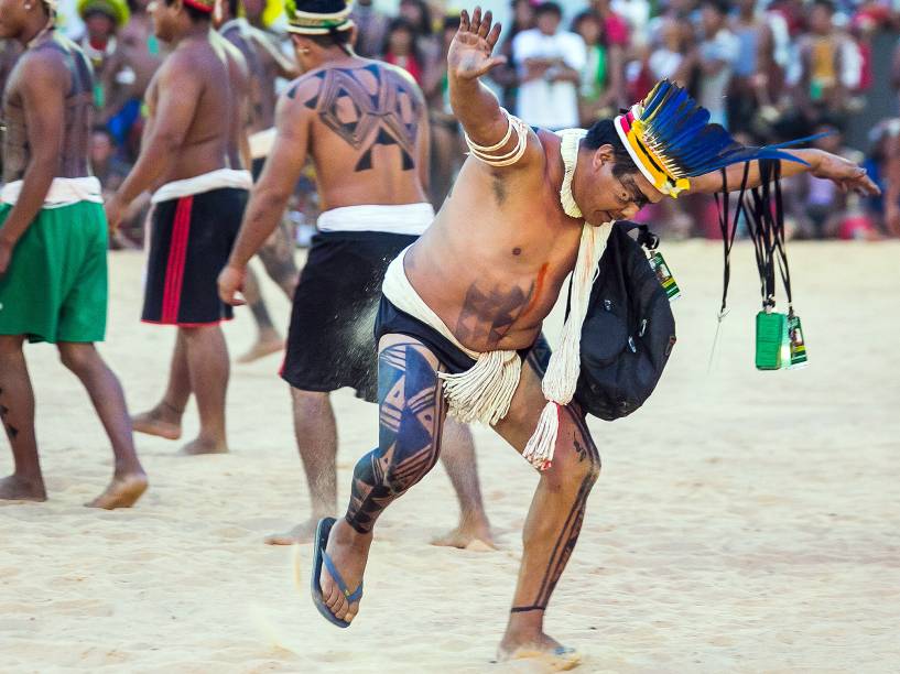 Disputa de cabo de força durante os Jogos Mundiais dos Povos Indígenas, em Palmas, Tocantins