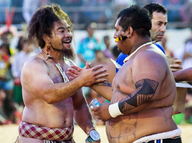 Índios de diferentes etnias se cumprimentam após disputa de cabo de força durante os Jogos Mundiais dos Povos Indígenas, em Palmas, Tocantins