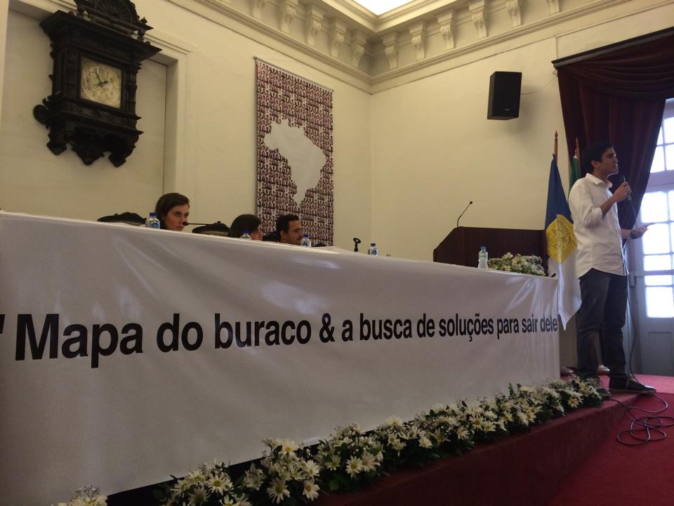 Renan Ferreirinha Carneiro, aluno da Universidade Harvard, apresenta o manifesto 'Mapa do Buraco' na UFRJ