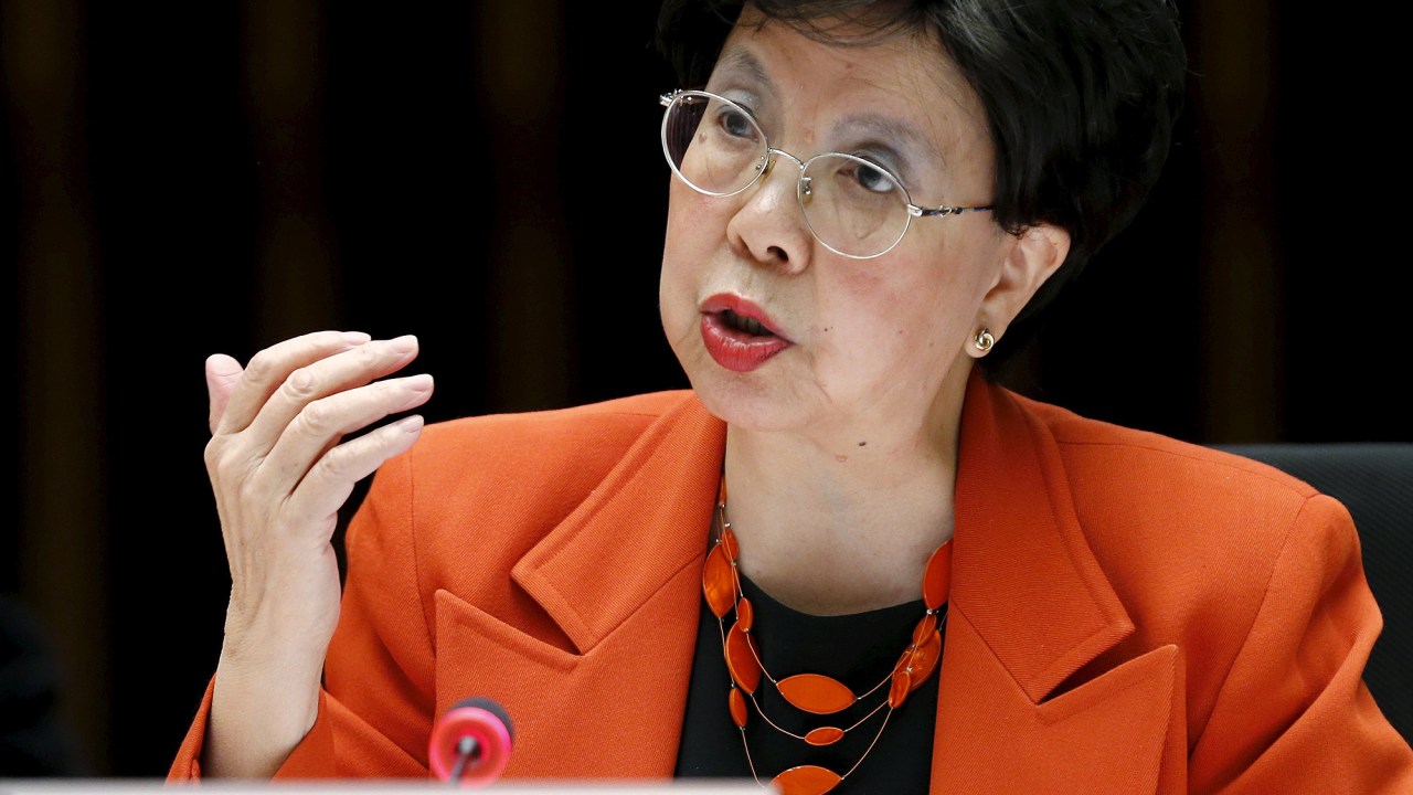 A diretora -geral da OMS , Margaret Chan, discursa em Genebra, nesta segunda-feira (25)