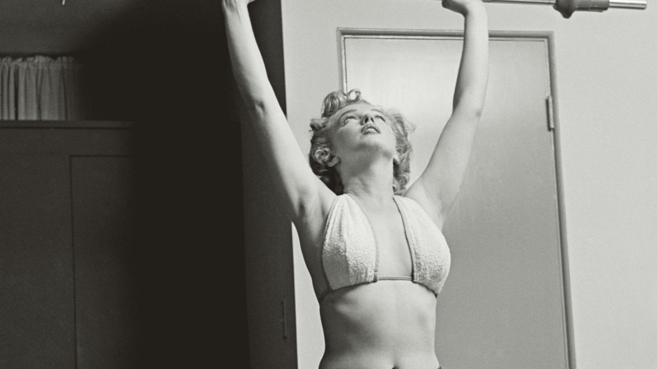 VIDA PRIVADA - Quando as fotos de Marilyn fazendo ginástica foram descobertas, há pouco tempo, o mundo ficou sabendo de um hábito que nos anos 50 era quase secreto em casa, sem nenhuma orientação de profissionais