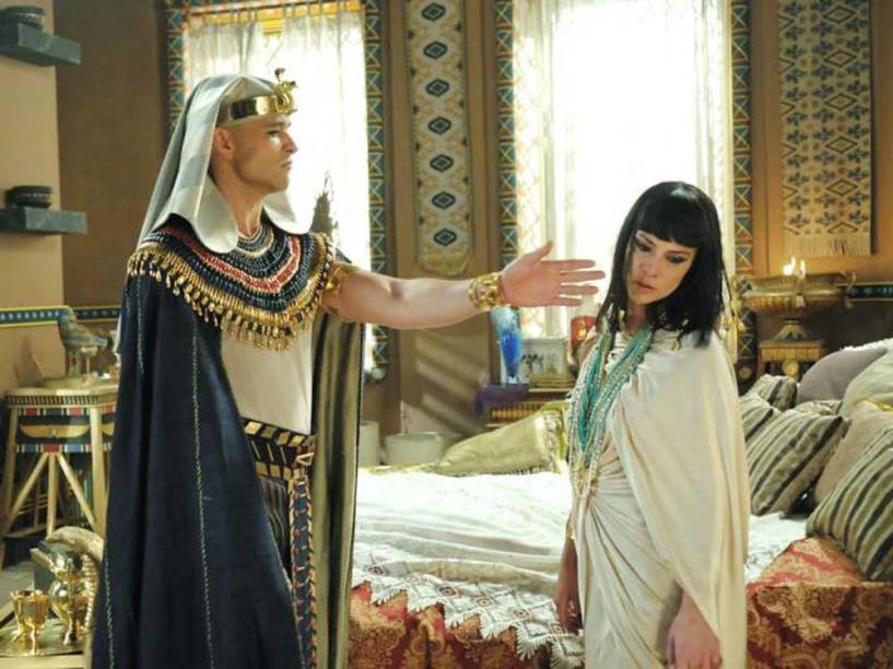<p>Cena da novela Os Dez Mandamentos, da Record, em que Rams&eacute;s (S&eacute;rgio Marone) d&aacute; um tapa em Nefertari (Camila Rodrigues)</p>