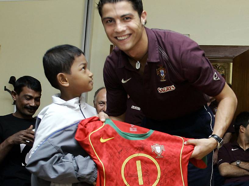 Martunis com Cristiano Ronaldo em 2005