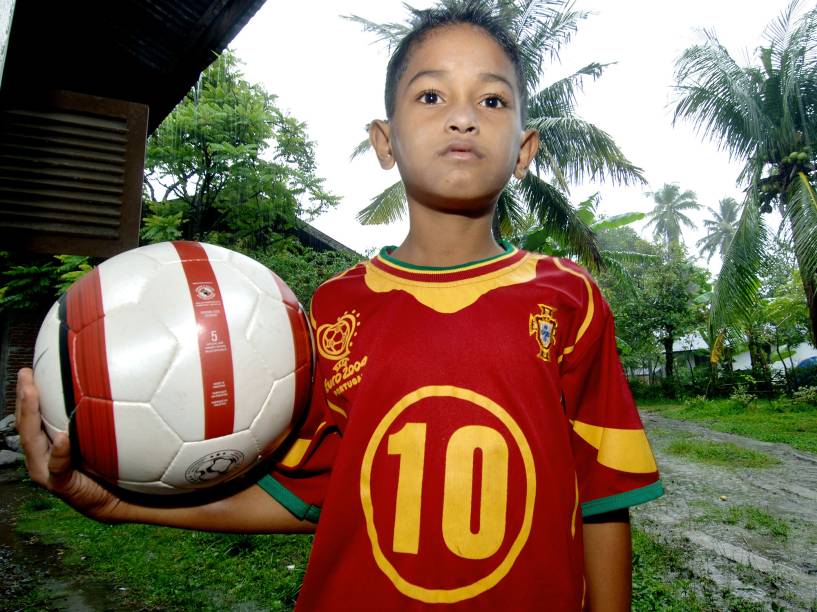 Martunis na casa de sua avó em Banda Aceh, após o tsunami