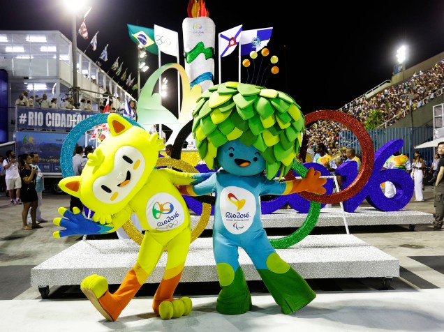 Vinícius e Tom, os mascotes dos Jogos Olímpicos e Paralímpicos, na Marquês de Sapucaí antes do início dos desfiles do Grupo Especial do Carnaval do Rio Janeiro