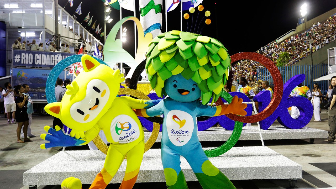 Vinícius e Tom, os mascotes dos Jogos Olímpicos e Paralímpicos, na Marquês de Sapucaí antes do início dos desfiles do Grupo Especial do Carnaval do Rio Janeiro