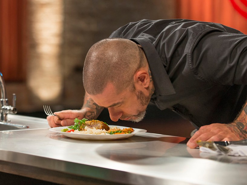 Chef Henrique Fogaça avalia prato de candidato à terceira temporada do programa Masterchef Brasil, da Band