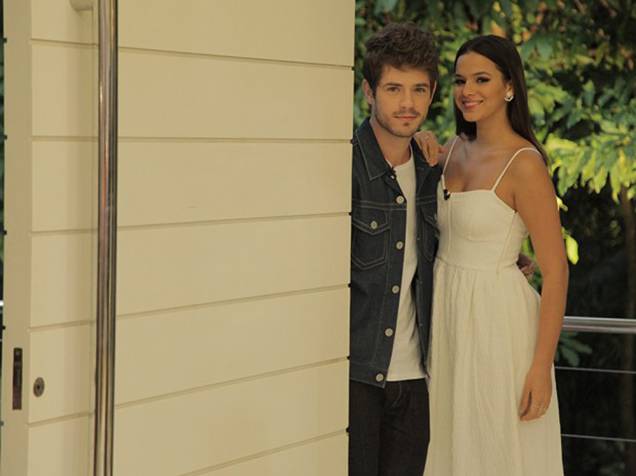 Os atores Maurício Destri e Bruna Marquezine chegam à casa onde é gravado o programa "Mais Você"