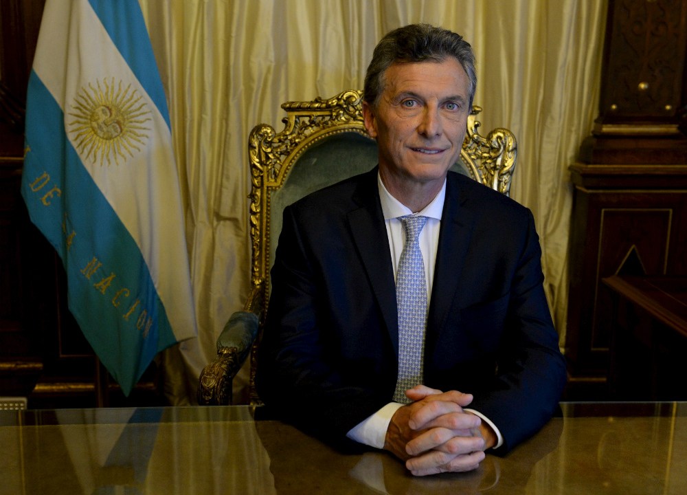O presidente argentino Mauricio Macri em sua primeira foto oficial em seu gabinete na Casa Rosada