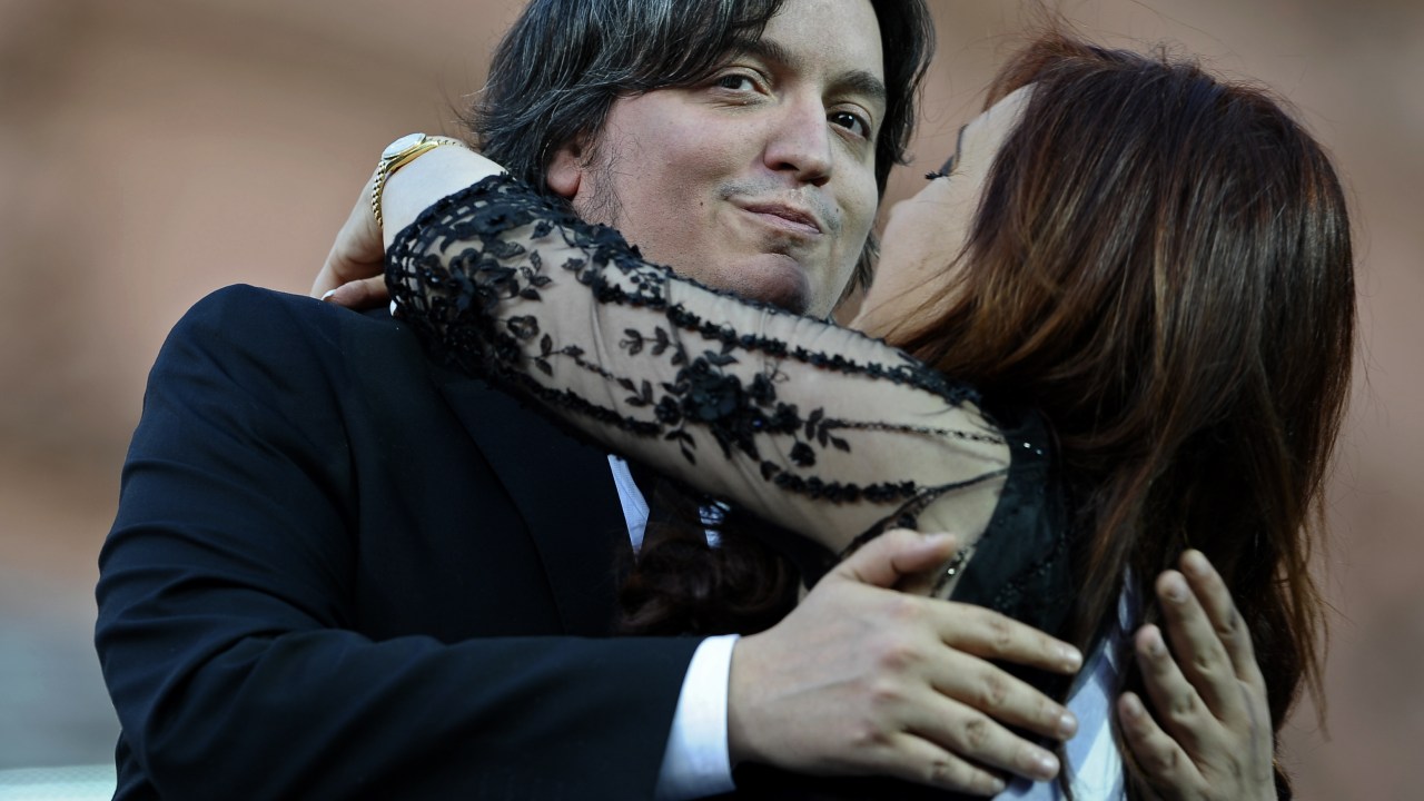 Máximo Kirchner cumprimenta sua mãe, a presidente Cristina