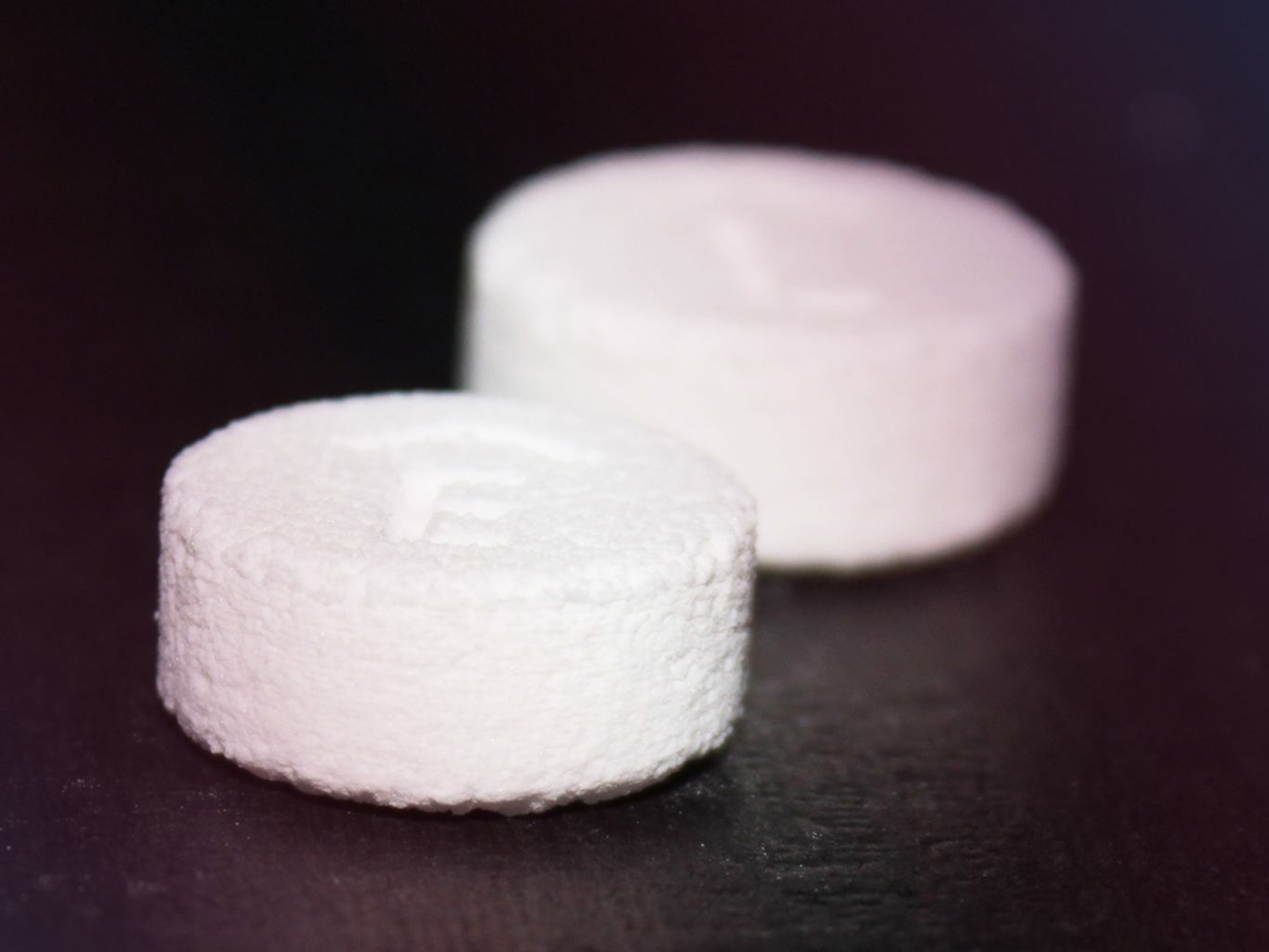 O Spritam usa a tecnologia "ZipDose" que cria doses pré-mensuradas que se desintegram na boca com um pouco de líquido