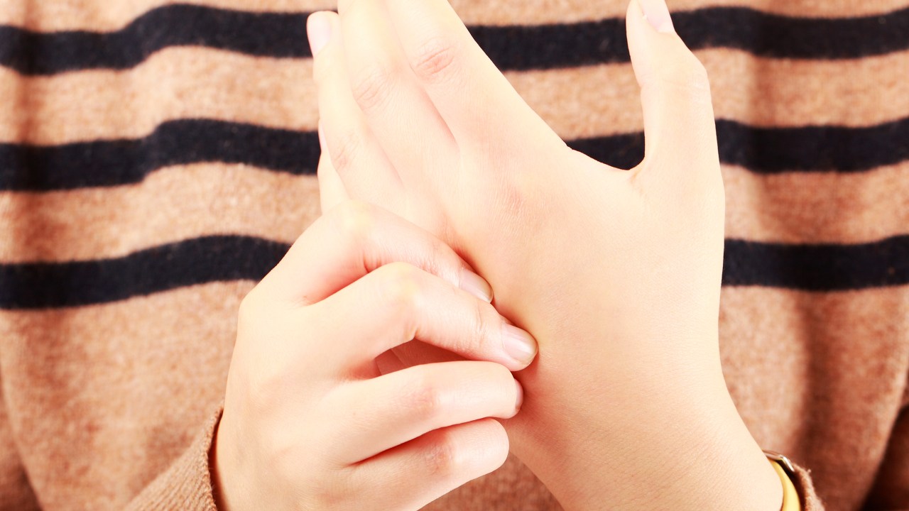 Estudo revela que estalar os dedos pode indicar a saúde das articulações