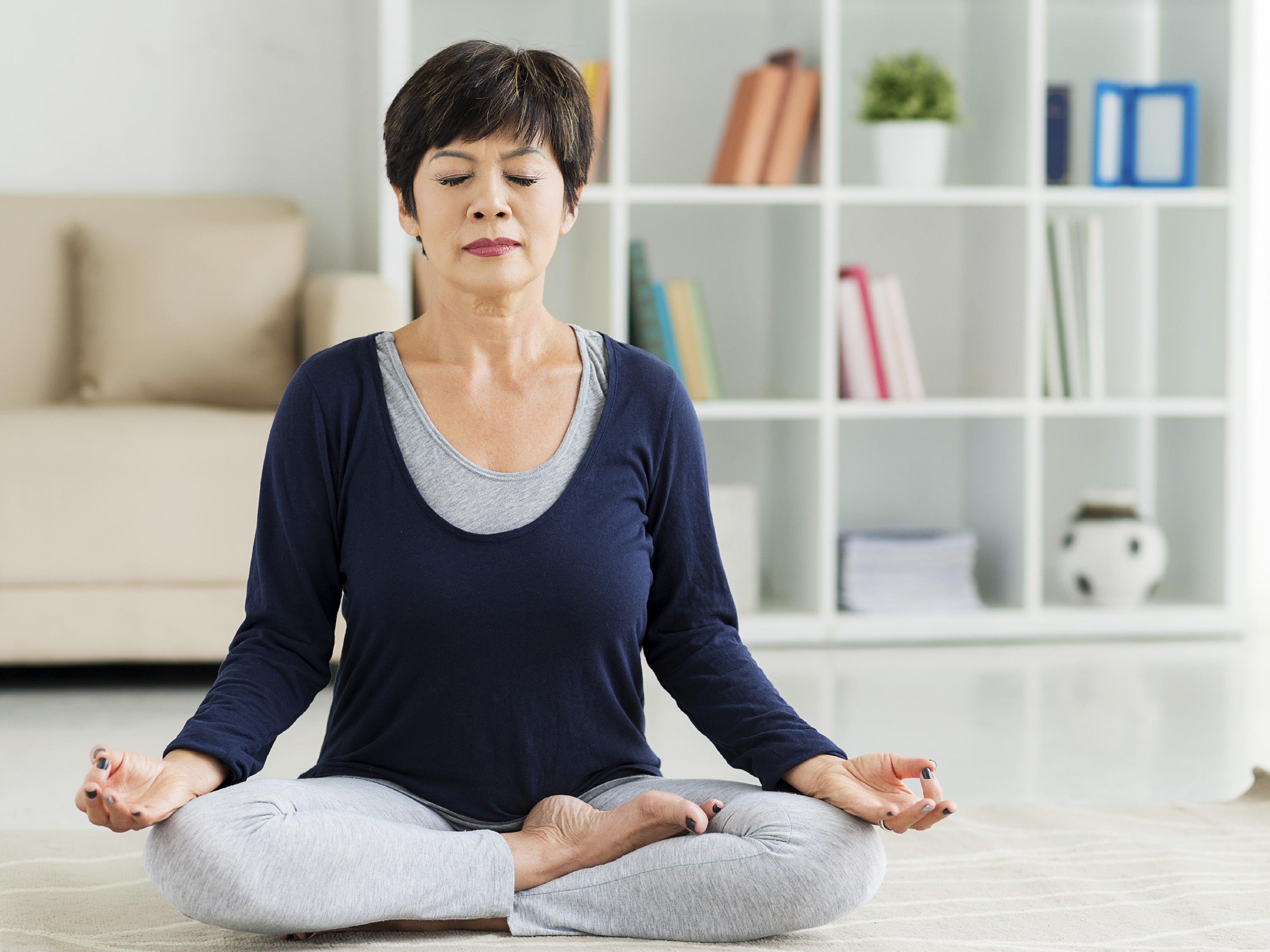 Mulher praticando yoga