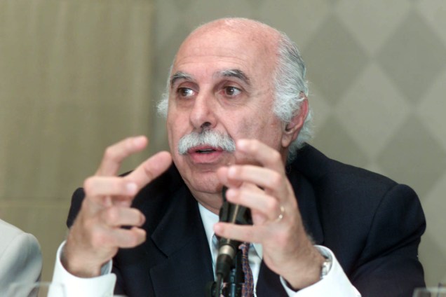 O Dr. Roger Abdelmassih, presidente do Serono Symposia Internacional, realizado no Hotel Grand Hyatt, durante debate em 2003