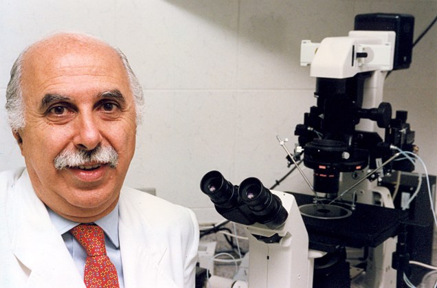O Dr. Roger Abdelmassih, médico especialista em reprodução humana, durante entrevista em 1998