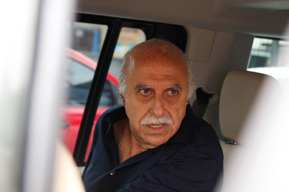 O médico Roger Abdelmassih sai do 40º DP (Departamento de Polícia) após ser favorecido pelo STF (Supremo Tribunal Federal) que concedeu habeas corpus, em São Paulo (2009)