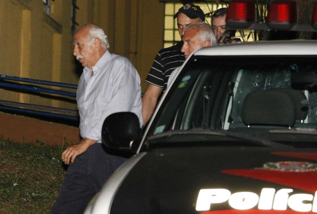 O médico Roger Abdelmassih (à esq.) deixa o IML (Instituto Médico Legal), em São Paulo (SP), depois de ser submetido a exame de corpo de delito, antes de ser encaminhado para a delegacia de polícia em 2009