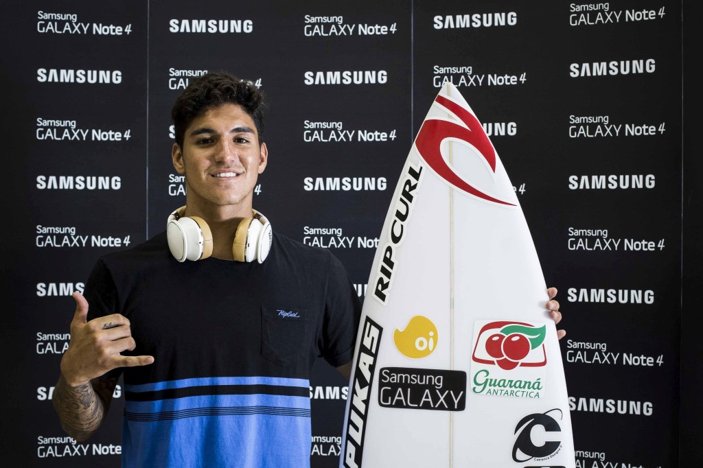 No teste da Samsung, quem usa os óculos se sente como o brasileiro Gabriel Medina, campeão mundial de surfe, realizando manobras em ondas na Austrália.
