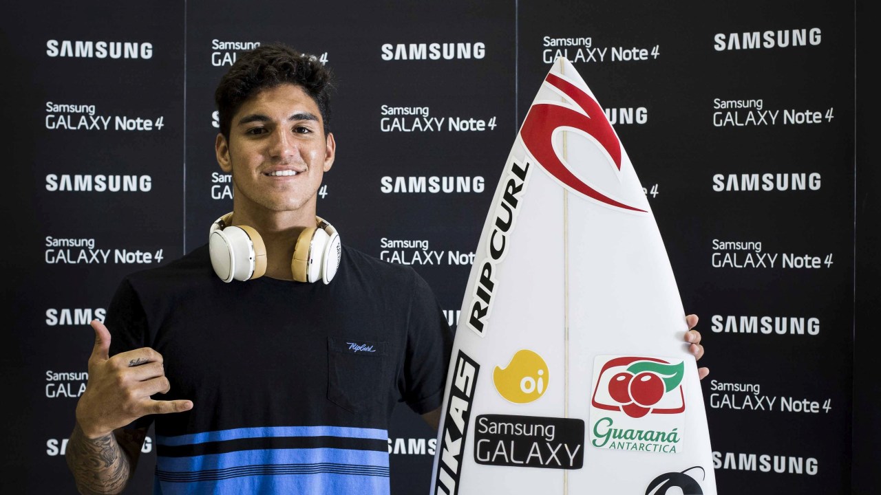 No teste da Samsung, quem usa os óculos se sente como o brasileiro Gabriel Medina, campeão mundial de surfe, realizando manobras em ondas na Austrália.
