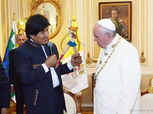 Papa Francisco recebe uma boneca da Sailor Moon como presente de Evo Morales