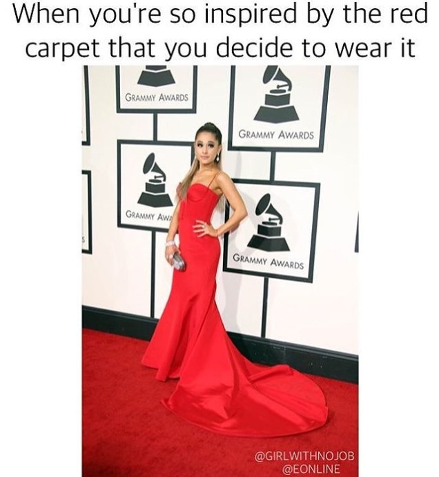 "Quando você está tão inspirada pelo tapete vermelho que decide usá-lo", diz o meme que brinca com a roupa usada pela cantora Ariana Grande no Grammy