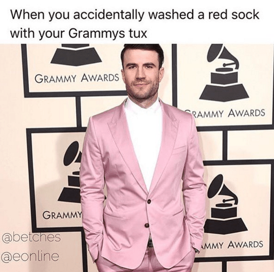 Internet não perdoou a cor do terno que Sam Hunt usou no Grammy. "Quando você acidentalmente lava uma meia vermelha com o seu terno do Grammy". Quem nunca?