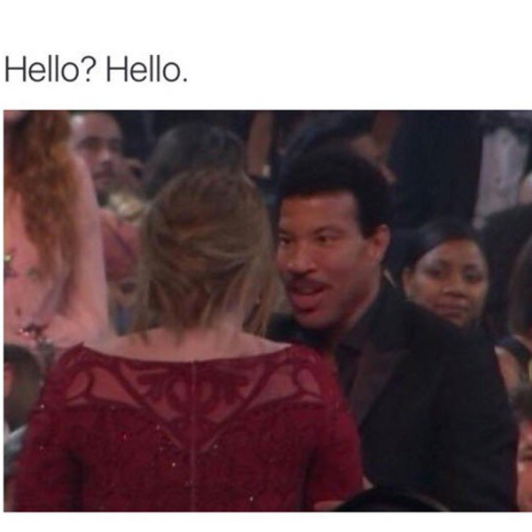 Meme usa imagem de Adele e Lionel Richie ao se encontrarem no Grammy 2016 e brinca com o fato de ambos terem músicas com o título "Hello"