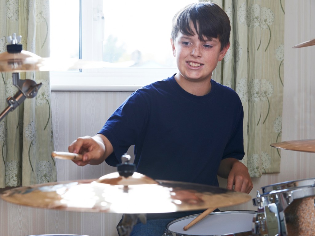 O aprendizado de música durante a juventude pode trazer benefícios ao cérebro
