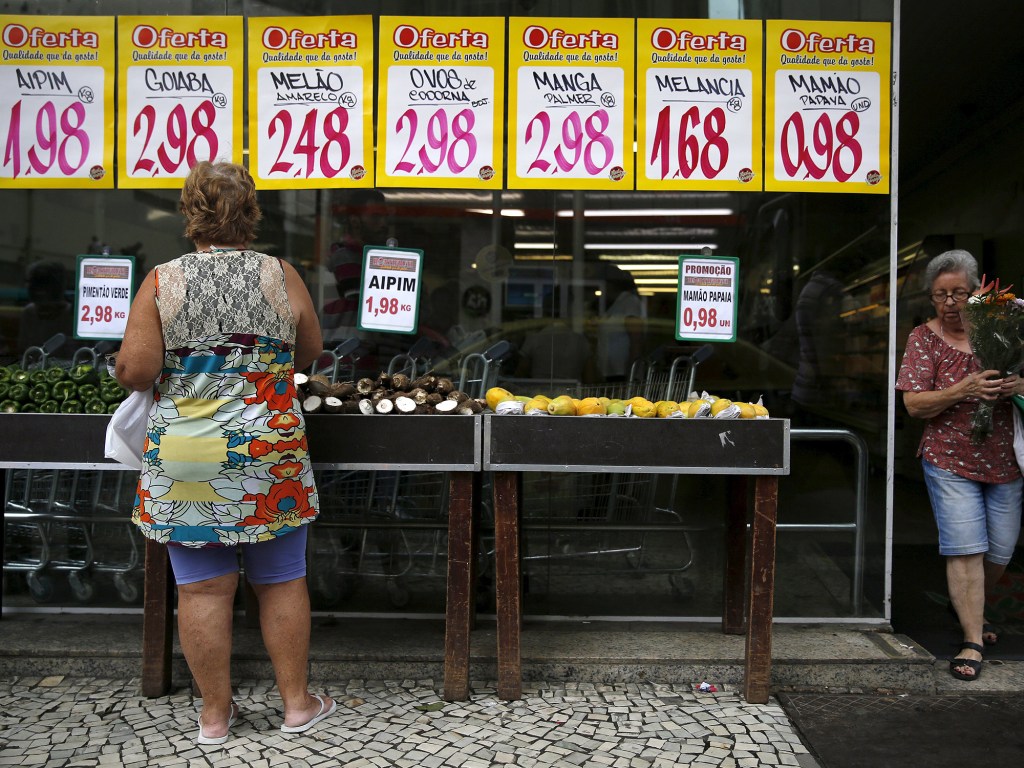 Uma mulher observa os preços em um mercado de alimentos no Rio de Janeiro