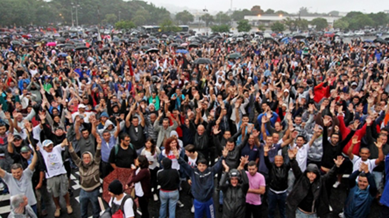 Funcionários da Mercedes-Benz, em São Bernardo do Campo, entram em greve