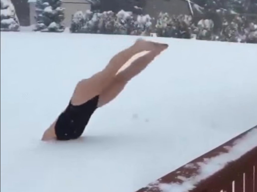 Pessoas mergulham na neve após nevasca que atingiu a costa leste dos Estados Unidos