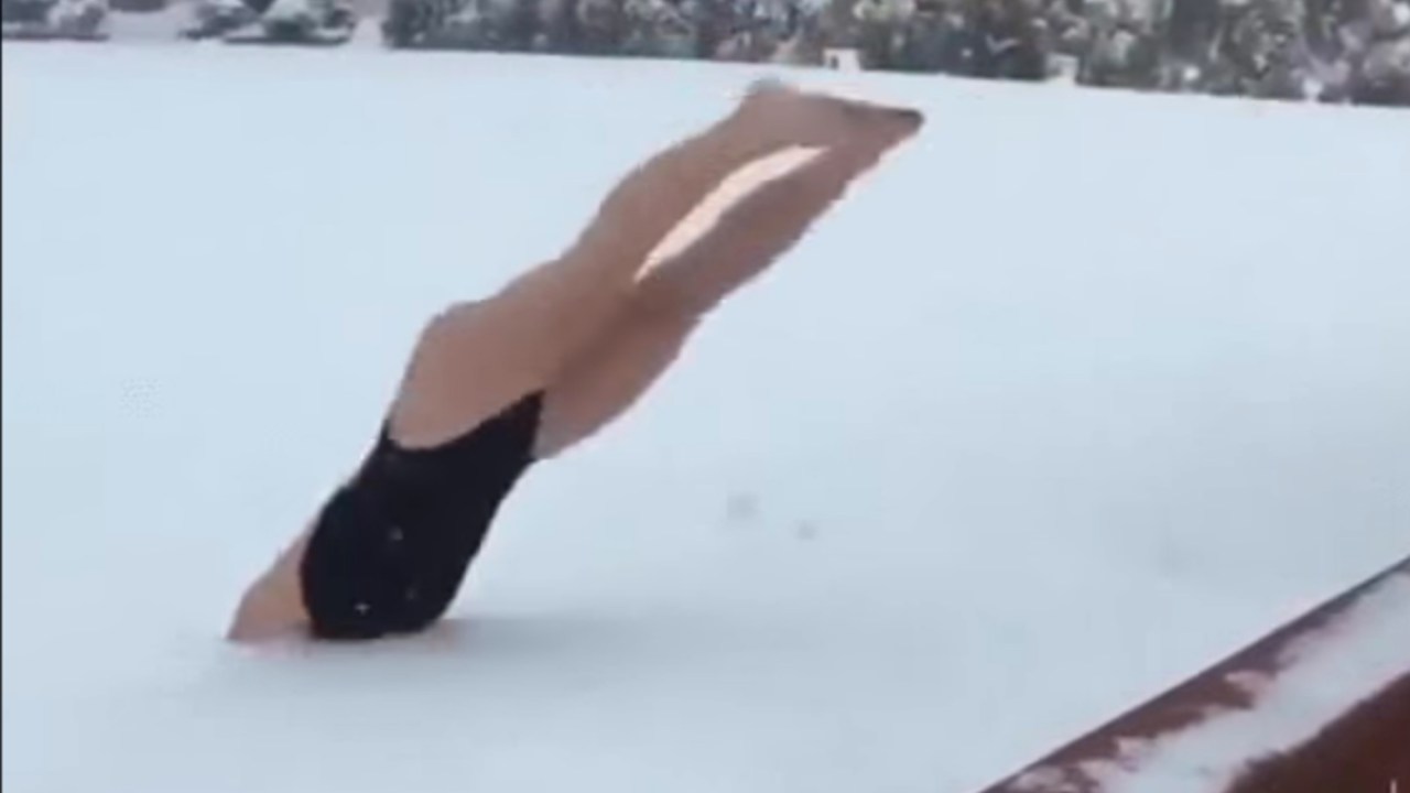 Pessoas mergulham na neve após nevasca que atingiu a costa leste dos Estados Unidos